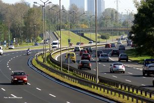 Katowice - w tle wiadukt nad DTŚ w ciągu ul. Mieszka I (fot. M. Staszyk)