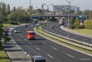 Chorzów - w tle wiadukt nad DTŚ w ciągu ul.Gałeczki (fot. M. Staszyk)